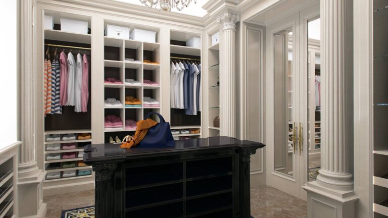 Гардеробная с двойными распашными дверями, оформленными зеркальными вставками