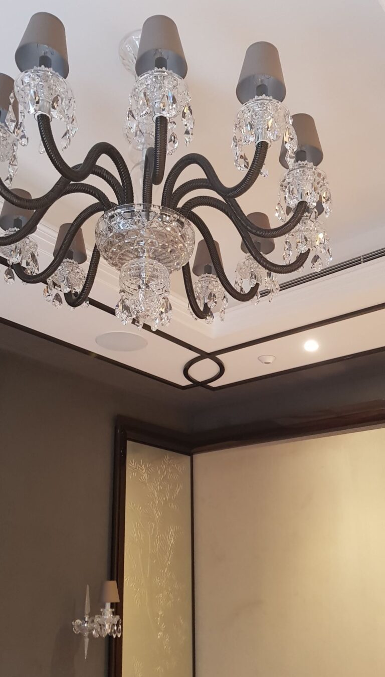 Холл с черной люстрой в хрустальной отделке
