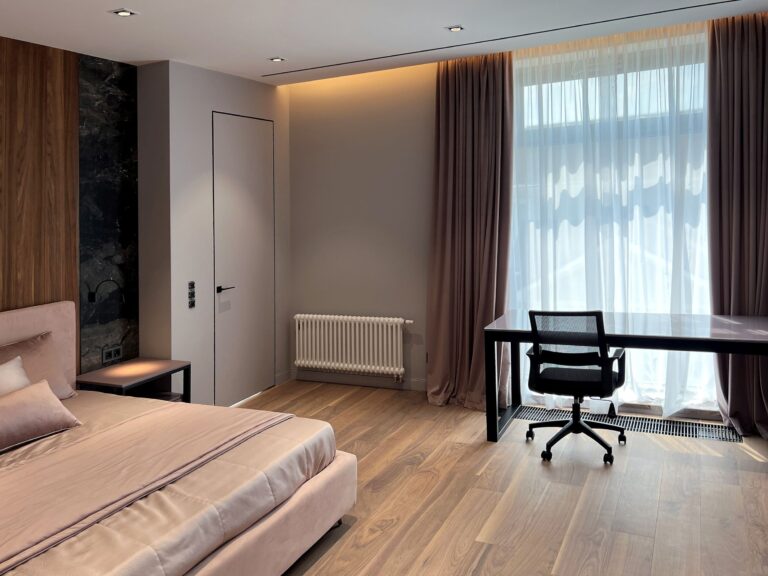 Окна в пол в современном дизайне спальни