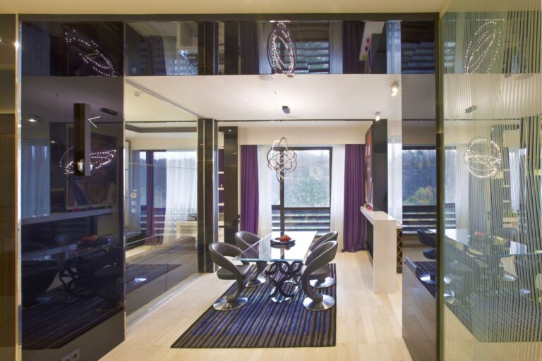 Глянцевая мебель в дизайне столовой