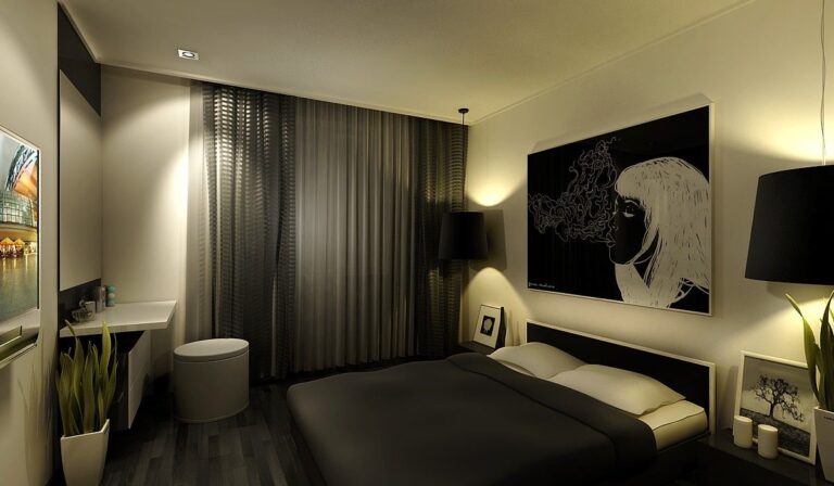 Дизайн спальни в монохромных черно-бежевых тонах