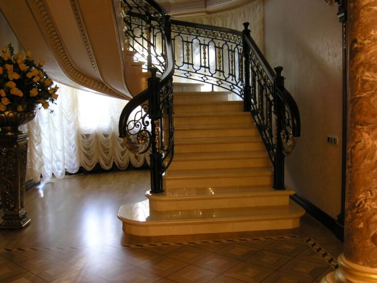 Элегантный ремонт особняка со светлой изогнутой лестницей