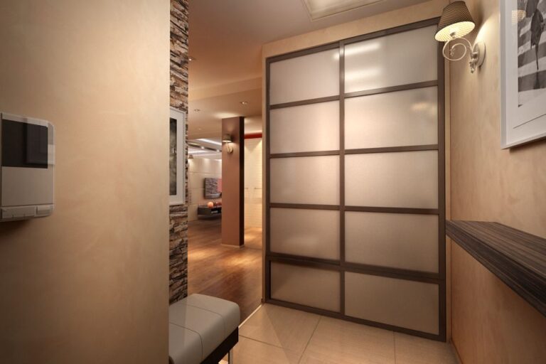 Вставки из коричневого дерева в интерьере прихожей