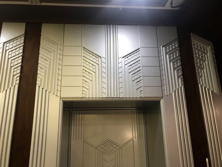 Резные белые стеновые панели в отделке дверного проема