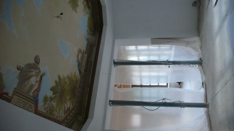 Украшение потолка художественной росписью в процессе ремонта особняка