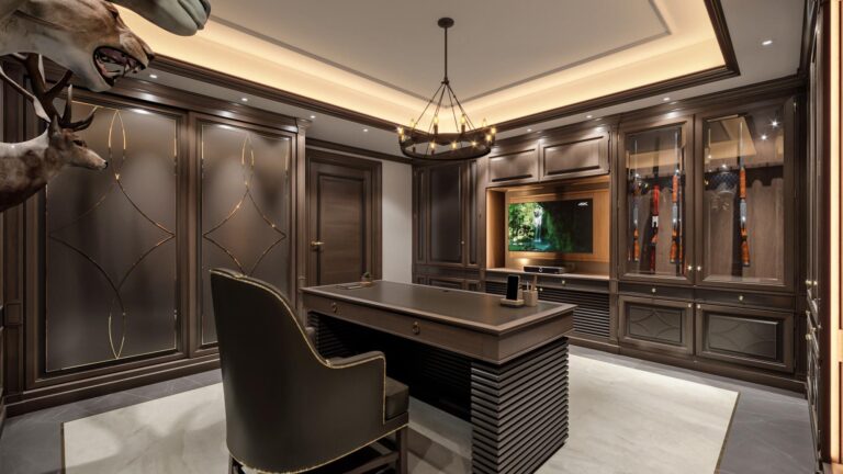 Витрины с оружием в дизайне кабинета