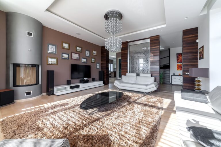 Гостиная с полукруглым камином стального оттенка