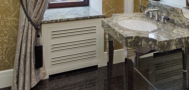 Санузел, оформленный серо-зеленым мрамором