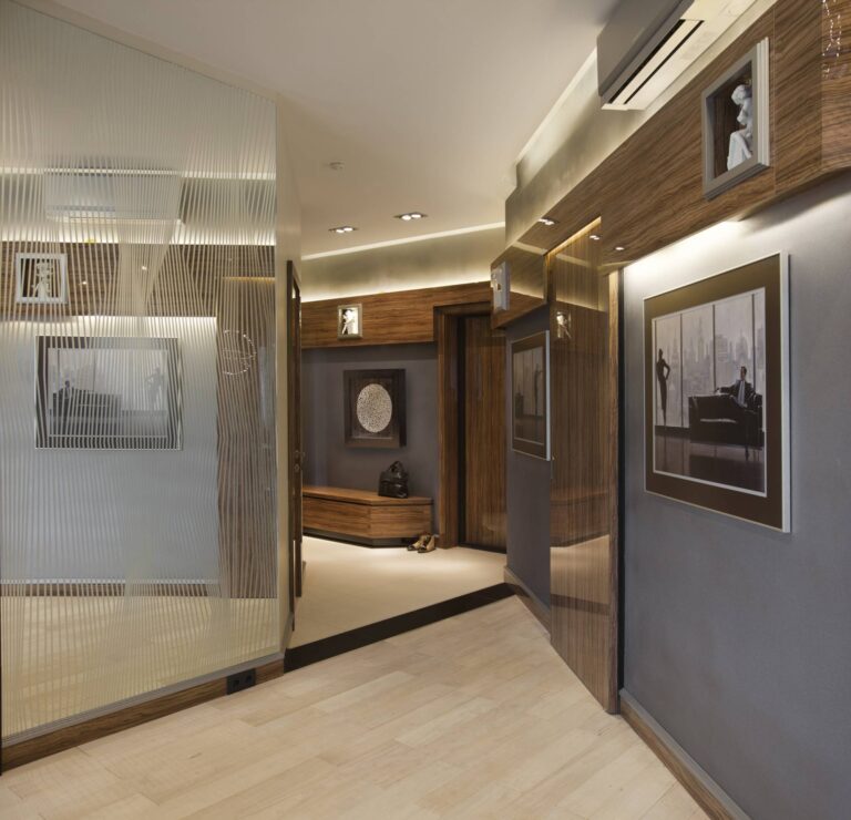 Интерьер холла с двумя картинами