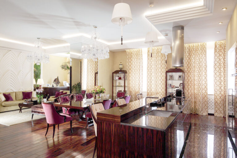 Обеденная зона и 2 витрины в интерьере глянцевой кухни цвета мокко