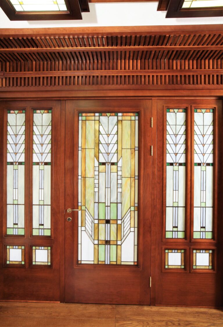 Входная группа с инкрустированной дверью и стеновыми панелями