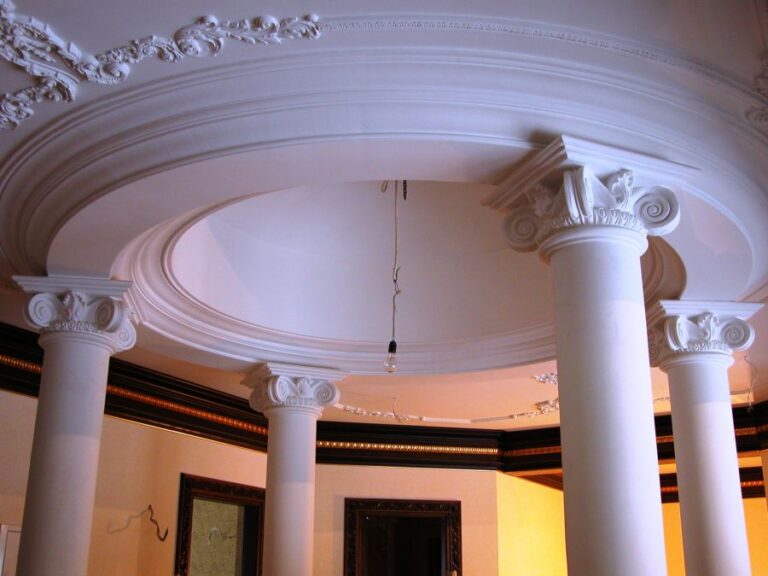 Холл с потолком-куполом и колоннами после ремонта дома