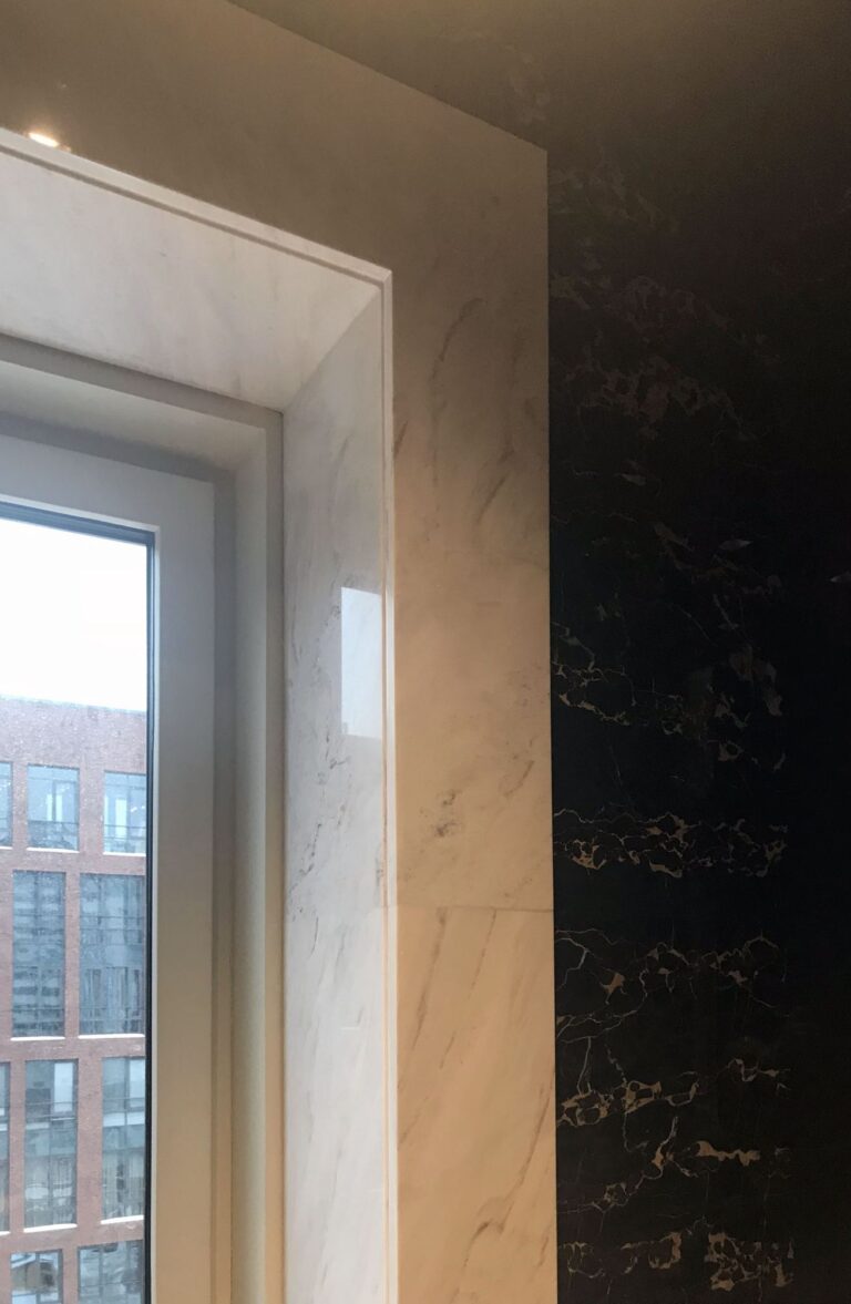 Санузел в отделке черным и белым мрамором