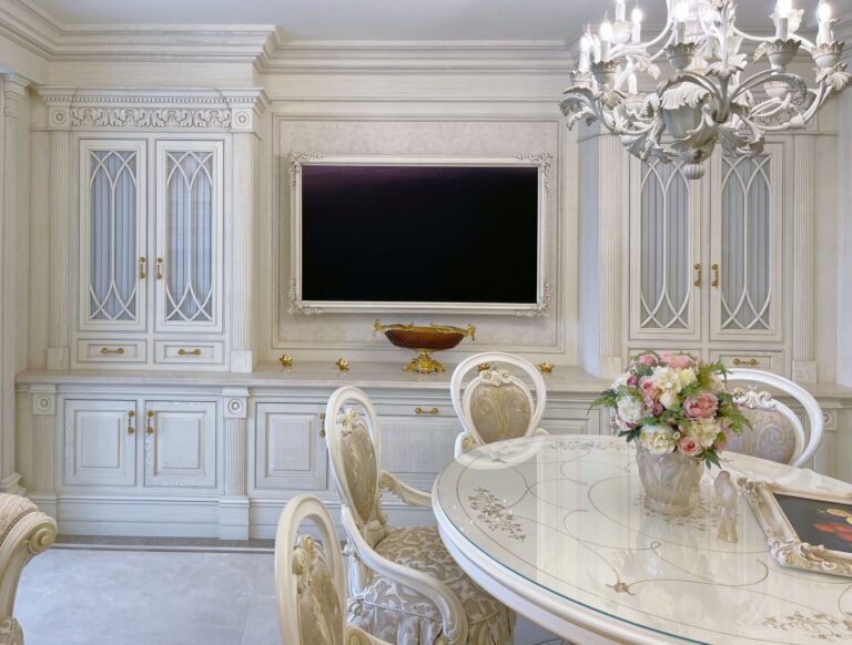 Дизайн кузни-столовой с роскошной мебелью