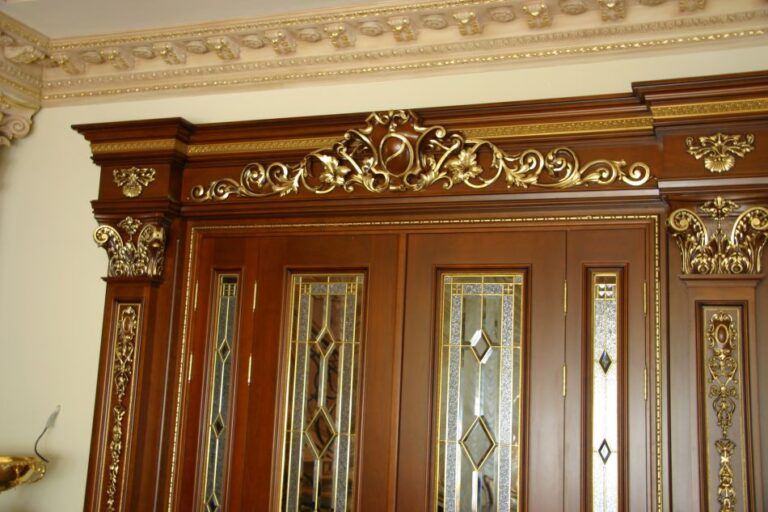 Классические двери с крупной резьбой в отремонтированном коттедже