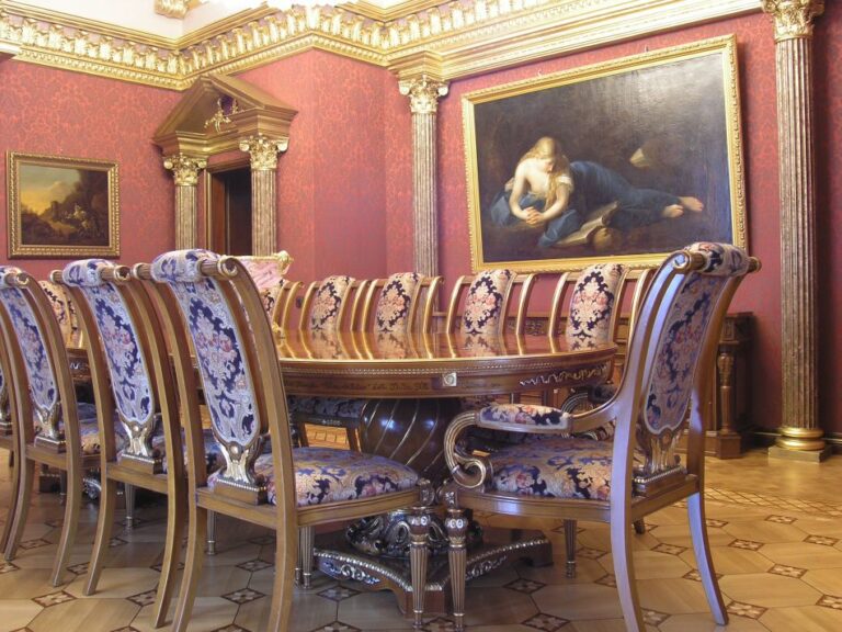 Роскошный ремонт столовой с золотистым декором