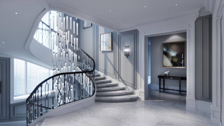 Огромная люстра в лестничном пролете загородного дома