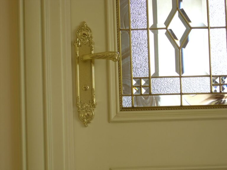 Фото ремонта комнаты с позолоченными дверными ручками