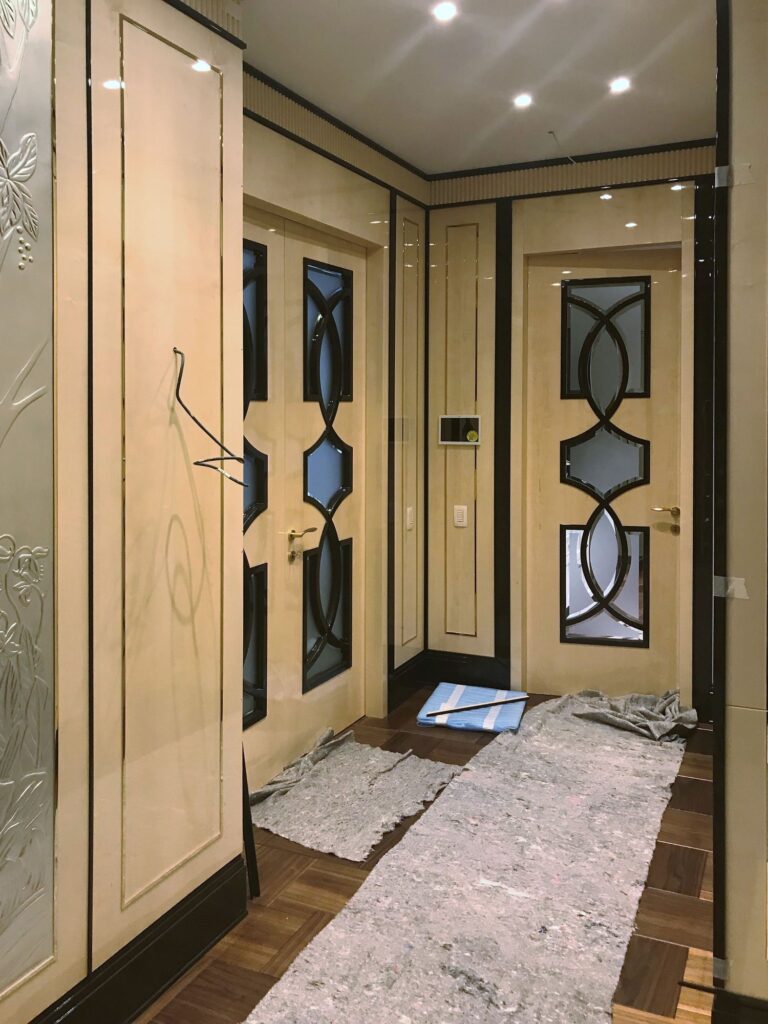 Контрастная отделка в коридоре цвета слоновой кости