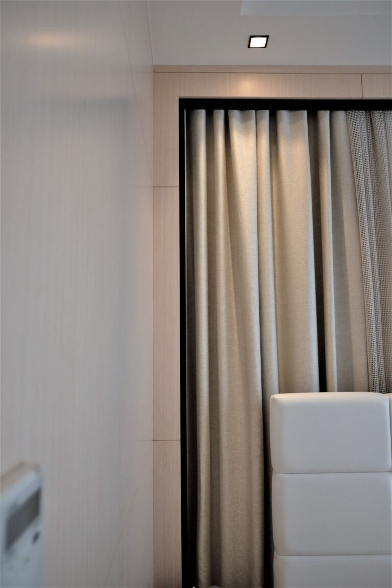 Палевые деревянные панели в отделке оконного проема