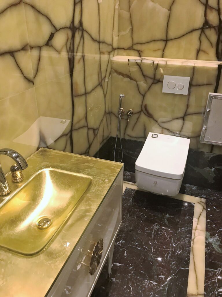 Санузел с позолоченным умывальником