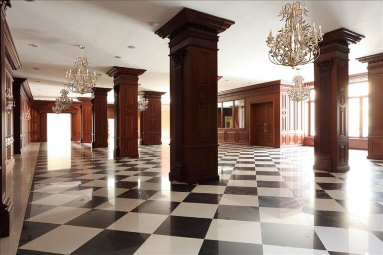 Офисный центр с классическим дизайном холла