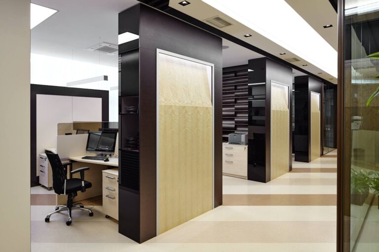 Контрастные цвета в дизайне интерьера небольшого офиса