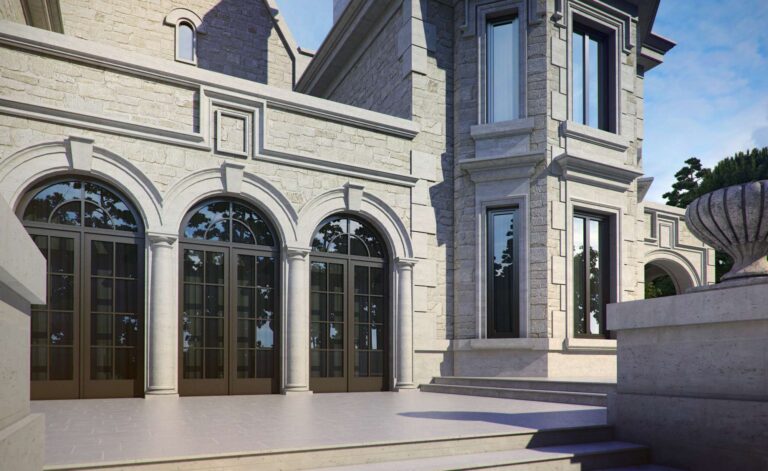 Полуколонны и арочные панорамные окна с замковыми камнями в фасаде дома