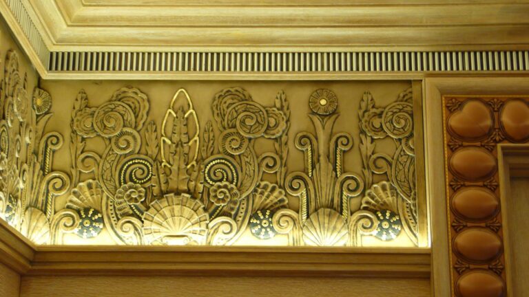 Отделка комнаты после ремонта с лепным декором