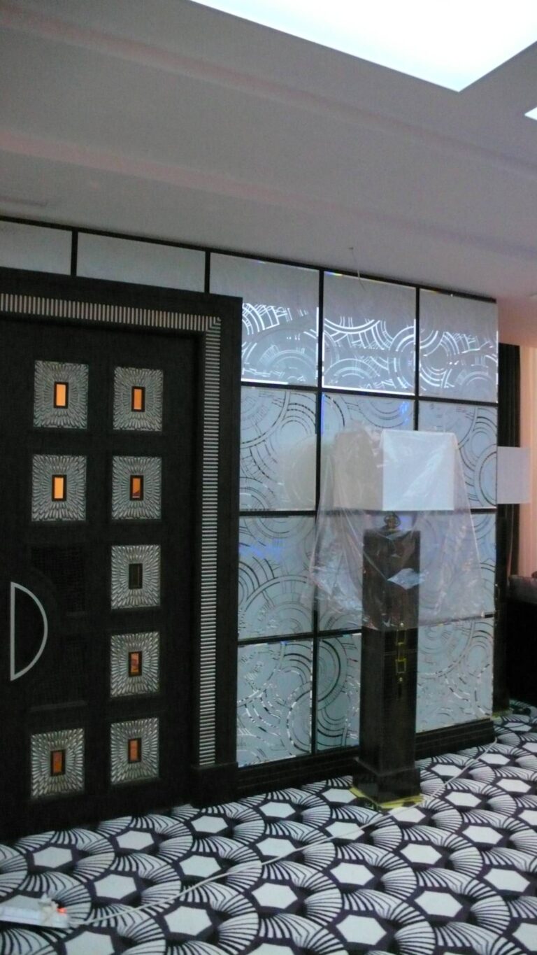 Отделка стен зеркальными панелями в готовом ремонте дома