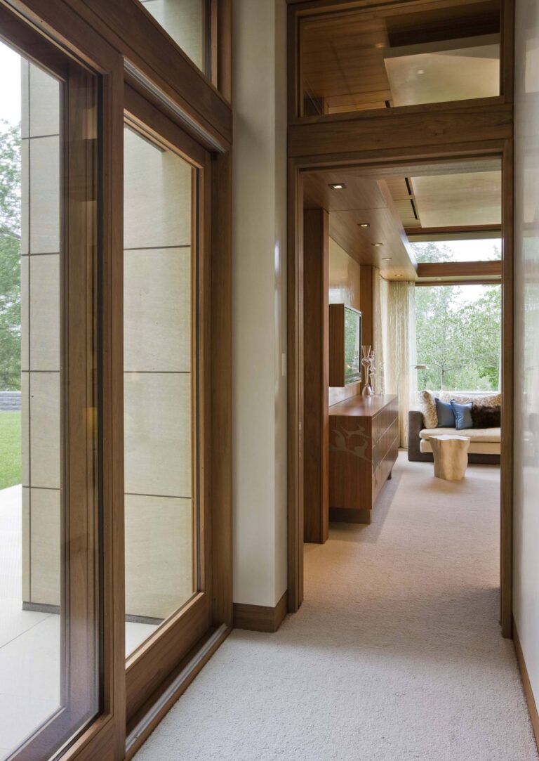 Реализованный дизайн прихожей со стеклом во входных дверях