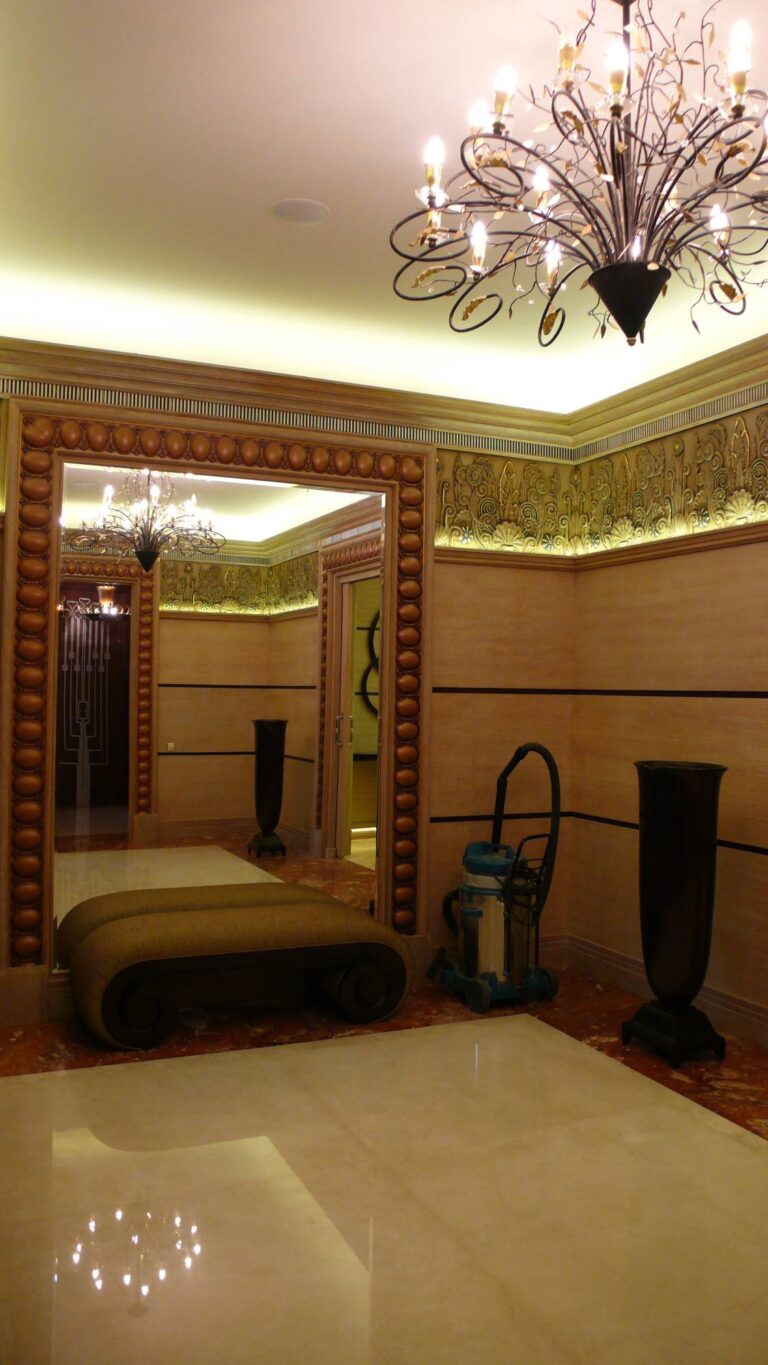 Фото ремонта комнаты с эффектной подсветкой потолка и стен