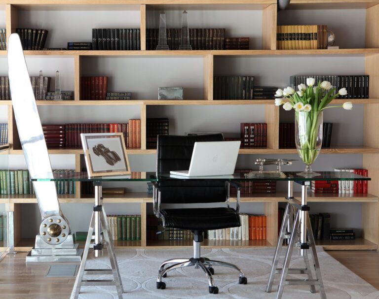 Стильный кабинет со стеклянным письменным столом