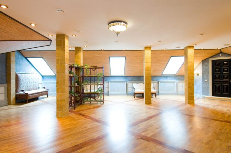 Оформление холла в мансарде с колоннами из камня