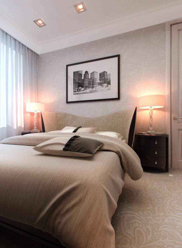 Светлые стены с черно-белыми фото в оформлении спальни