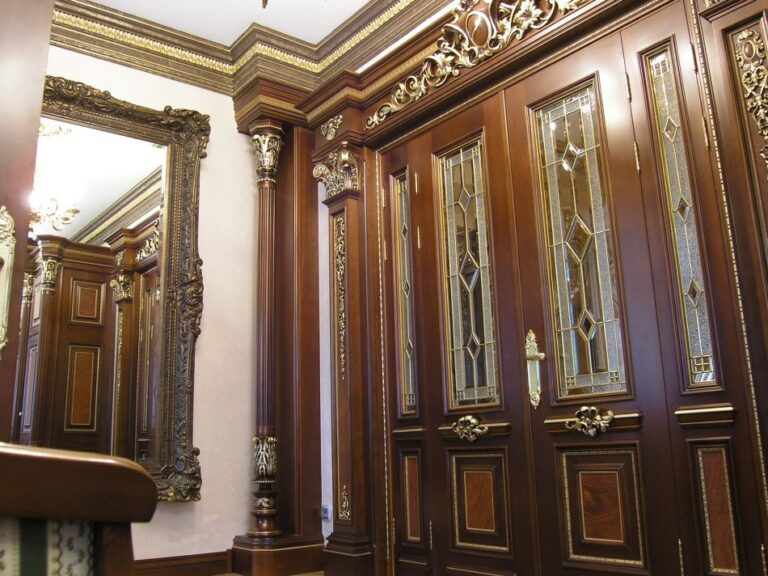 Фото ремонта особняка с деревянными резными колоннами