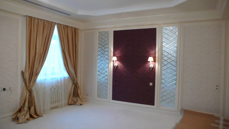 Светлая спальня после ремонта с бордовой панелью