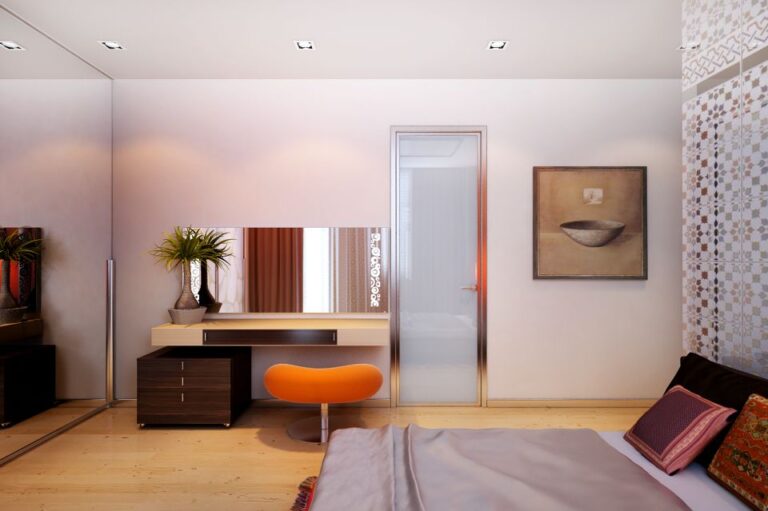 Интерьер светлой спальни с орнаментом на зеркалах и стенах