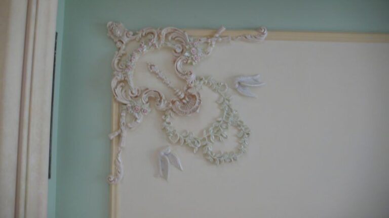 Процесс ремонта потолка комнаты с искусными лепными украшениями