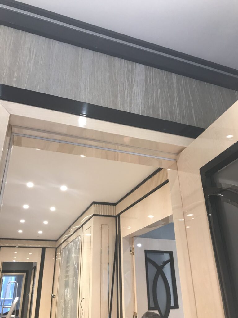 Стены в отделке серыми деревянными панелями