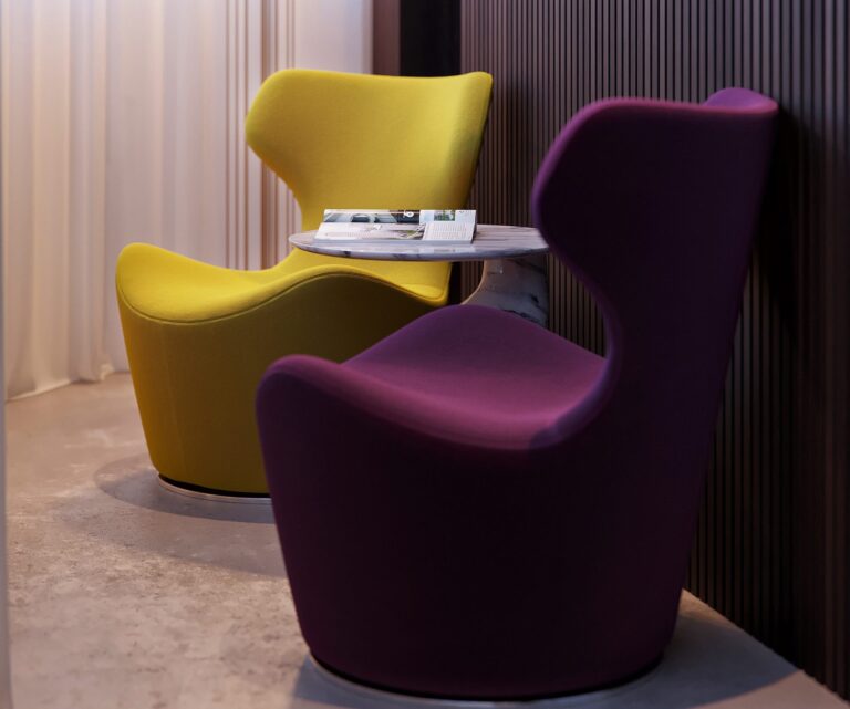 Интерьер балкона с фигурными разноцветными креслами