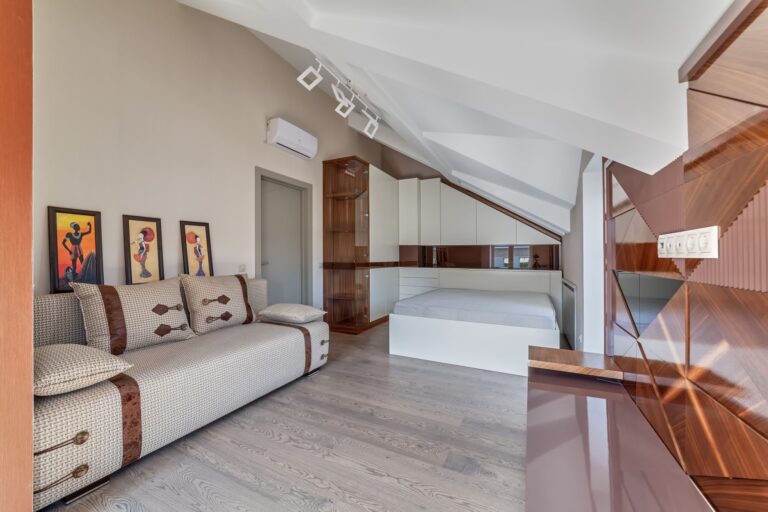 Темно-ореховые оттенки в дизайне белой спальни