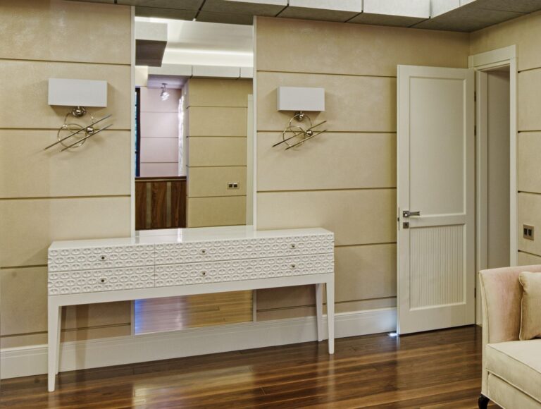 Холл 2 этажа со стеновыми панелями цвета слоновой кости