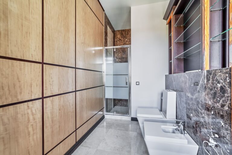 Стеновые панели персикового, кофейного и белого цвета в отделке ванной комнаты