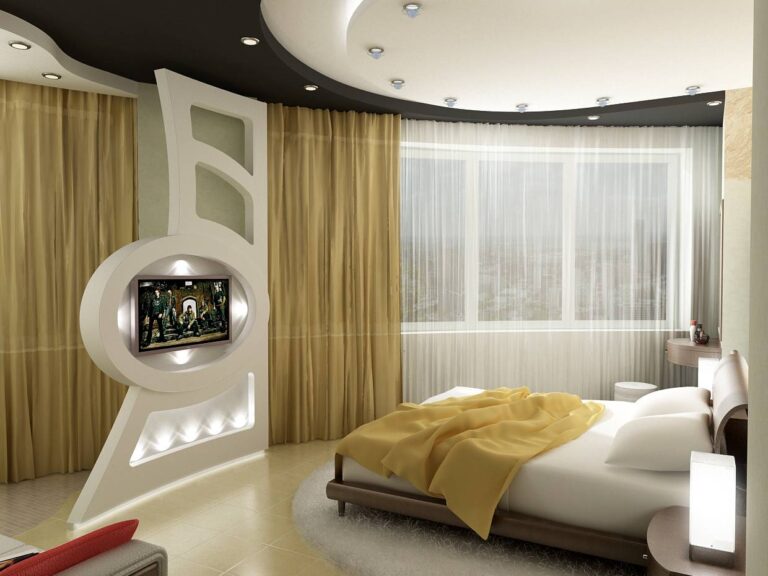 Ассиметричная перегородка с тв-панелью в дизайне светлой спальни