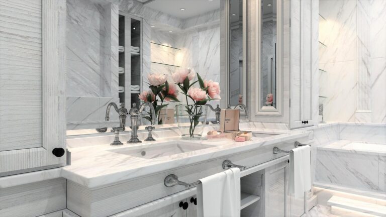 Белая мраморная туалетная комната