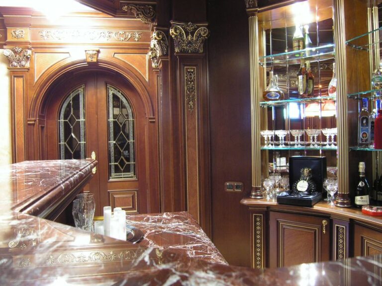 Готовый ремонт дома с полукруглыми полками для бутылок