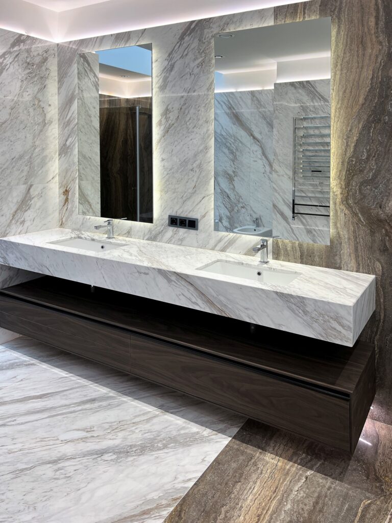 Дизайн ванной с большой раковиной из мрамора