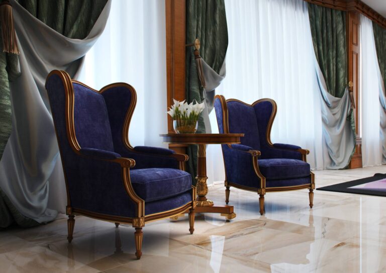 Изысканный дизайн гостиной с двумя синими креслами