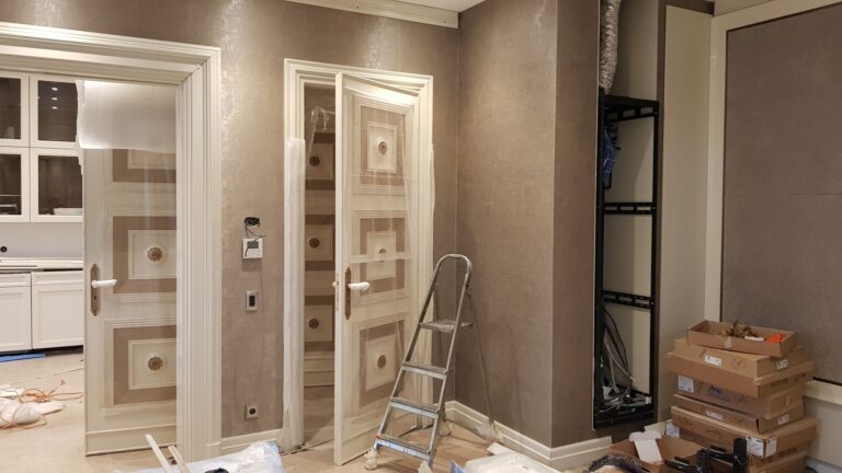 Интерьер квартиры с декорированными межкомнатными дверями